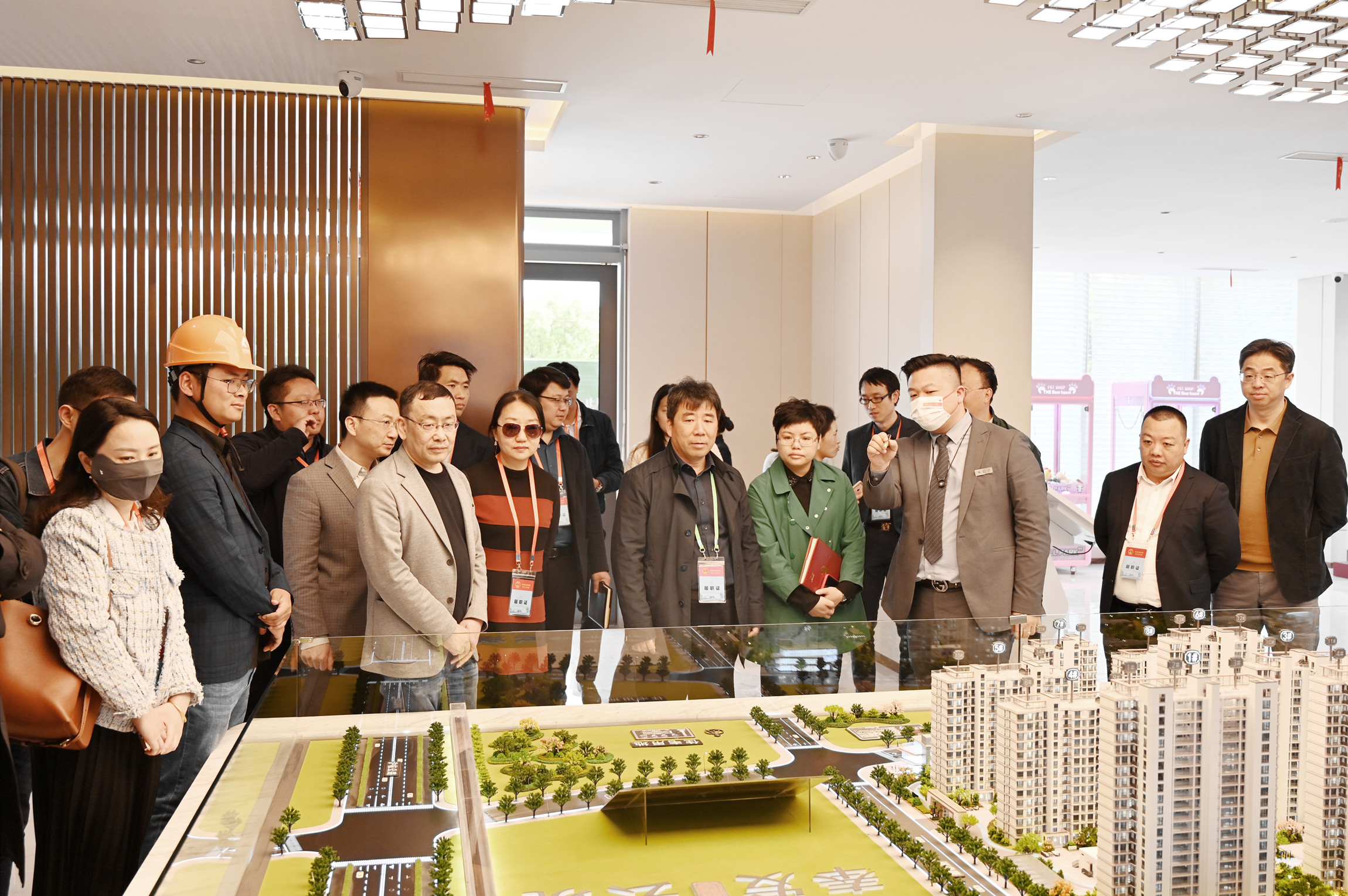 南橋鎮(zhèn)人大代表參觀奉發(fā)·云境營(yíng)銷中心