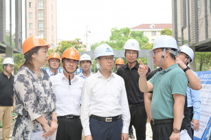 副區(qū)長田哲調研奉發(fā)古華庭項目建設情況
