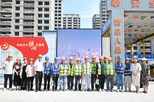 酷暑送清涼 慰問到一線 致敬高溫下的堅守