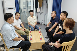 秋風送爽情意濃 中秋家訪暖人心